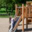 Enfant jouant sur le Challenger Modern Nature single slide.