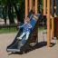 Enfant glissant sur Challenger Modern Nature single slide dans une aire de jeux.