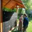 Picnic Shelter w/ Blackboard structure de jeu extérieure en bois avec tableau noir et personnes interagissant
