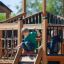 Des enfants jouent sur Windsor Modern Nature castle with slide.