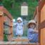 Enfants jouant sur Windsor Modern Nature castle with slide.