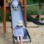 Deux filles jouant sur un toboggan de Windsor Modern Nature castle with slide.