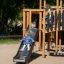 Un enfant glisse sur le toboggan du château Windsor Modern Nature.