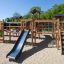 Windsor Modern Nature castle with slide dans une aire de jeux.