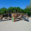 Windsor Modern Nature castle with slide sur une aire de jeux sablonneuse