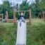 Enfant jouant sur le toboggan de colline h120 dans un parc.