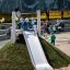 Des enfants jouent sur le Hill Slide h120 dans une aire de jeux.