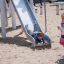 Un enfant glisse sur le Hill Slide h120 dans une aire de jeux.