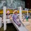 Des enfants jouent sur le Hill Slide h120 dans une aire de jeux.