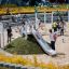 Des enfants jouent sur le Hill Slide h120 dans une aire de jeux très fréquentée.