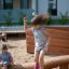 Des enfants jouent sur l’équipement de terrain de jeu Ramp à l’extérieur.