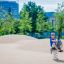 Enfant jouant sur Walrus rocking dans une aire de jeux moderne.