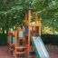 Tower with Slide structure de terrain de jeu en bois avec murs d'escalade et toboggan vert