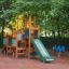 Structure de terrain de jeu en bois Tower with Slide avec murs d’escalade et toboggan vert