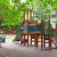 Tower with Slide structure de terrain de jeu en bois avec murs d'escalade et toboggan vert