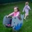 Enfant montant sur le jouet Whale rocking dans une aire de jeux.