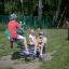 Des enfants jouent sur Double Pony rocking dans l’aire de jeux.