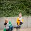 Deux enfants jouent sur l’attraction Double Pony rocking dans une aire de jeux.