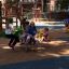 Des enfants jouent sur les jeux Double Pony rocking dans une aire de jeux.