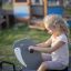 Enfant jouant sur le jouet Triple Walrus rocking dans l’aire de jeux