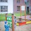 Enfants jouant avec Tic Tac Toe sur une aire de jeux extérieure.