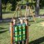 Enfants jouant avec Tic Tac Toe sur une aire de jeux extérieure.