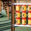 Jeu de aire de jeux Tic Tac Toe avec cylindres rotatifs jaunes et rouges affichant des X.