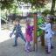 Enfants jouant avec Tic Tac Toe sur des équipements de jeu extérieurs dans un parc.