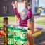 Enfant jouant sur l’équipement de jeu Tic Tac Toe.