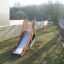 Équipement de terrain de jeu extérieur Camel single slide installé dans un jardin.