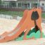 Camel single slide équipement de terrain de jeu dans un bac à sable.