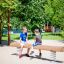 Des enfants jouent sur une balançoire à bascule Balance dans une aire de jeux ensoleillée.