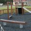 Balance équipement de jeu dans une aire de jeux avec un toboggan et une structure d'escalade