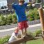 Des enfants jouent sur l'équipement de terrain de jeu Balance dans un parc.