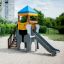Elephant playhouse with slide sur une aire de jeux sablonneuse.