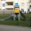 Elephant playhouse with slide dans une aire de jeux clôturée