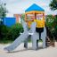 Elephant playhouse with slide dans une aire de jeux.