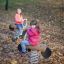 Enfants profitant du Bike rocking dans un parc en automne.
