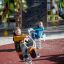 Enfants jouant sur Bike rocking dans une aire de jeux.