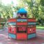 Des enfants jouent dans un Ship sandbox multicolore dans un parc.