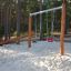 Nature Double Swing installé dans une aire de jeux en forêt.