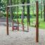 Nature Double Swing dans une aire de jeux boisée.