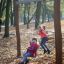 Des enfants jouent sur Nature Double Swing dans un parc en automne