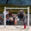 Des enfants jouent sur la balançoire simple dans un parc.
