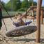 Un enfant profite d’une balançoire simple sur une aire de jeux.