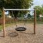 Balançoire simple sur une aire de jeux avec structures en bois et siège en caoutchouc