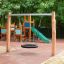 Single Swing - structure de jeu en bois avec diverses balançoires sur une surface sablonneuse