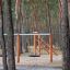 Équipement de jeu en bois Single Swing avec siège en pneu dans une clairière forestière