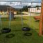 Double swing fabriqué à partir de pneus sur une aire de jeux.
