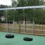 Double swing avec sièges en pneu sur une aire de jeux